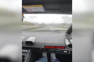 A 300 km/h in Lamborghini, auto distrutta in autostrada (ANSA)