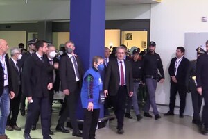 Piantedosi e Tajani accolgono a Fiumicino 114 rifugiati provenienti dalla Libia (ANSA)