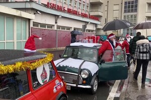 Torino, la pioggia non ferma il raduno dei Babbi Natale (ANSA)