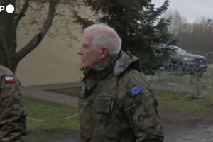 Borrell visita un campo di addestramento militare ucraino in Polonia (ANSA)