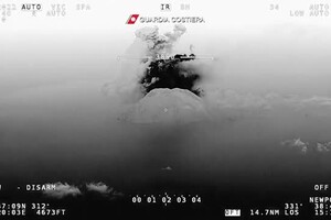 Stromboli, l'aereo della guardia costiera sorvola il vulcano durante l'eruzione (ANSA)