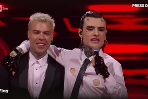 Sanremo, Rosa Chemical show: mima un amplesso con Fedez e lo bacia in bocca (ANSA)