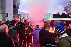 Sampdoria, tifosi contestano Garrone sotto la sede Erg (ANSA)