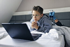Un adolescente studia con un computer foto iStock. (ANSA)