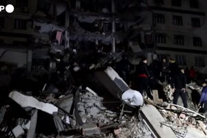 Terremoto tra Turchia e Siria, l'arrivo delle ambulanze a Diyarbakir (ANSA)