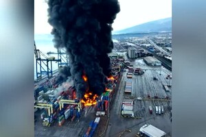 Turchia, incendio al porto di Iskenderun colpito dal sisma (ANSA)