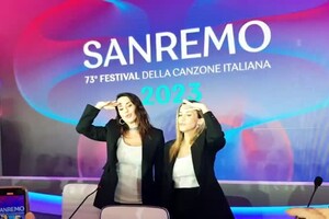 Sanremo, Paola e Chiara improvvisano il balletto di 