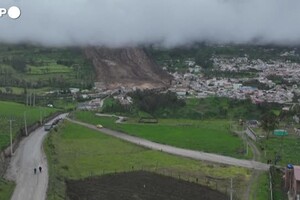 Ecuador, la frana sul villaggio di Alausi' ripresa dall'alto (ANSA)