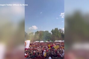 Siviglia-Roma, tifosi giallorossi intonano l'inno della squadra (ANSA)