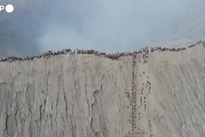 Indonesia, fedeli indu' scalano un vulcano per il rituale del Kesodo (ANSA)