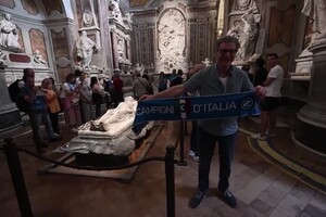Napoli, febbre da scudetto: selfie anche con il Cristo velato (ANSA)