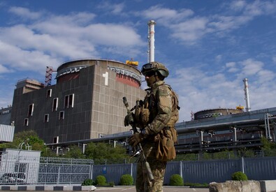 Un soldato russo davanti la centrale nucleare di Zaporizhzhia (ANSA)