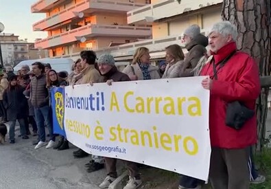 Ocean Viking: sit-in di benvenuto, 'a Carrara nessuno e' straniero'