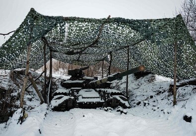Ucraina: un carro armato coperto dalla neve nella regione di Donetsk (ANSA)