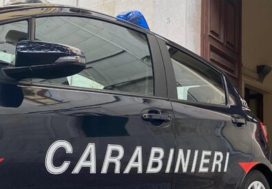 L'auto dei carabinieri (ANSA)