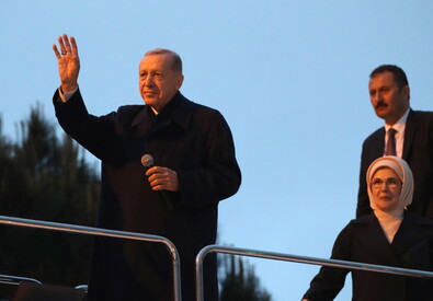 Erdogan saluta i suoi sostenitori dopo l'annuncio della sua vittoria alle elezioni di ieri (ANSA)