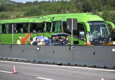 Bus finisce in scarpata sull'A16, un morto e 14 feriti (ANSA)