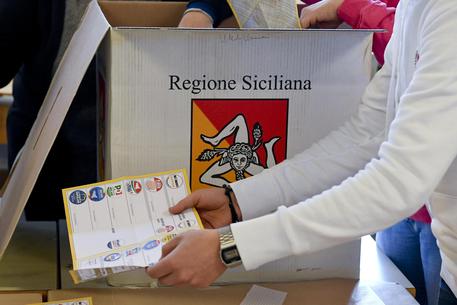Foto d'archivio di operazioni di voto in Sicilia © ANSA