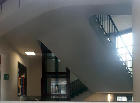 La tromba delle scale della scuola 'Pirelli' di Milano da dove un bimbo di 5 anni è precipitato © ANSA