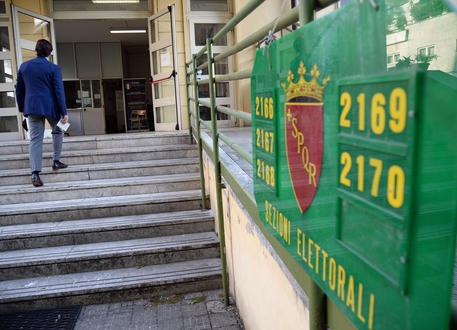 Il seggio allestito al liceo Mameli di Roma dove voterà Mario Draghi © ANSA