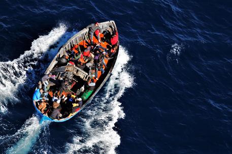 Un barcone con migranti fotografato da un elicottero della Guardia di Finanza © ANSA