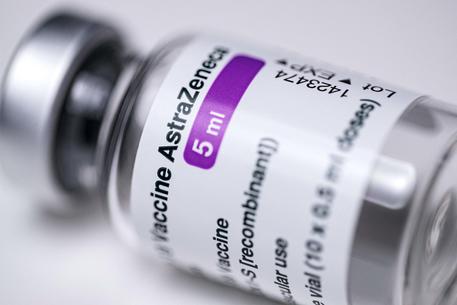 Una fiala del vaccino anti Covid AstraZeneca © AFP