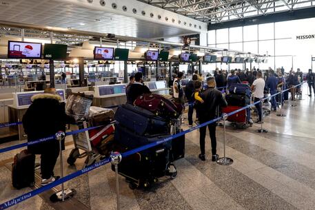 Aeroporti:in Italia in 2021 -113 milioni viaggiatori su 2019 © ANSA