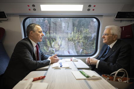 Mattarella in treno in Svizzera con il presidente federale Ignazio Cassis EPA/ENNIO LEANZA SWITZERLAND © EPA