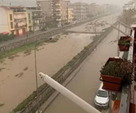 Un frame tratto da un video su YouTube che riguarda il maltempo in provincia di Messina © ANSA