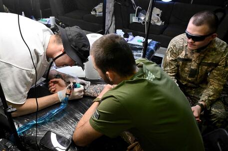 Soldati ucraini si tatuano a Kiev © AFP
