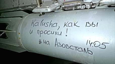 Kiev, 'russi scrivono frasi della band Kalush su bombe Azovstal' © ANSA