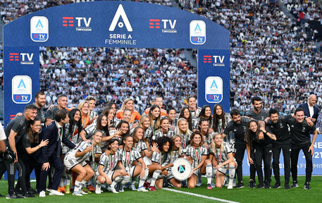 Juventus Women premiate per il 5/o scudetto di fila © ANSA