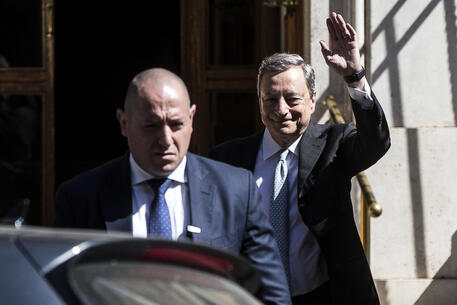 Il presidente del consiglio Draghi esce di casa (foto di Angelo Carconi) © ANSA
