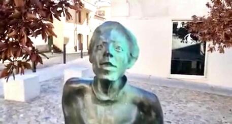 Statua di Grazia Deledda imbrattata a Nuoro (da profilo Facebook sindaco) © ANSA