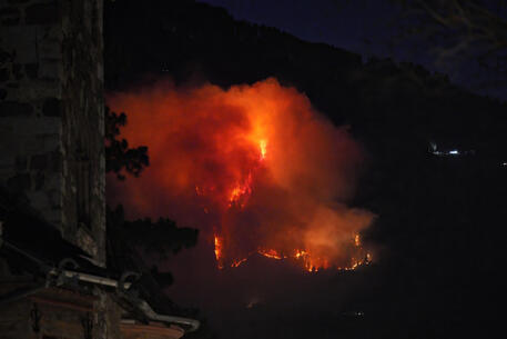 Incendio in Alto Adige, operazioni difficili per il vento © ANSA