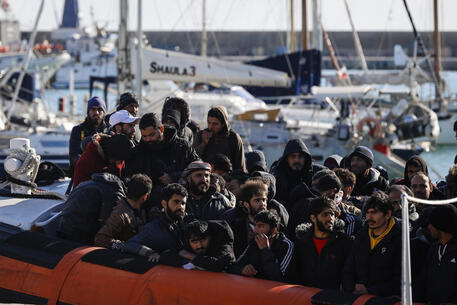 Uno sbarco di migranti © ANSA