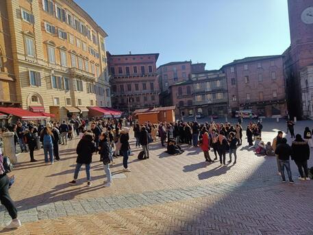 Foto da piazza del Campo Siena con la gente in piazza dopo la scossa di terremoto. © ANSA