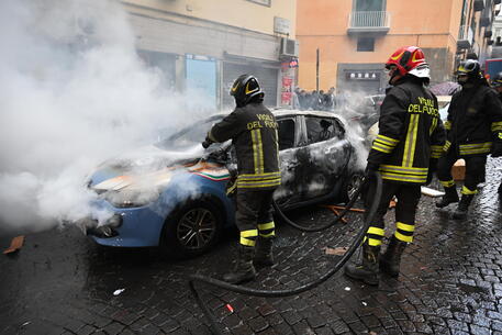 Auto incendiata dalla polizia durante gli scontri dopo la partita Napoli-Eintracht © ANSA