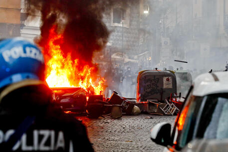 Scene di guerriglia a Napoli © ANSA