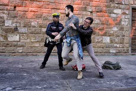 Blitz ambientalisti, imbrattano di vernice Palazzo Vecchio.  Il sindaco Nardella li blocca poi si mette a pulire © Ansa