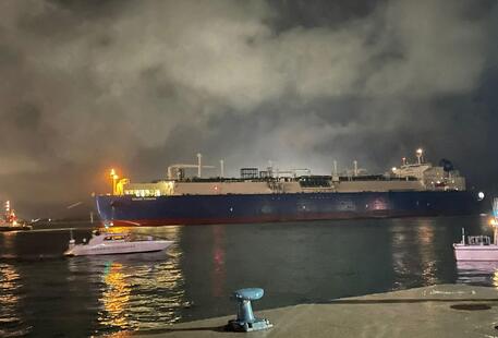 Gas: nave Golar Tundra entra in porto di Piombino © ANSA