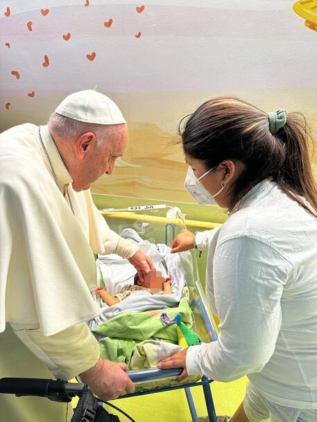 Il neonato battezzato da papa Francesco al policlinico Gemelli © ANSA