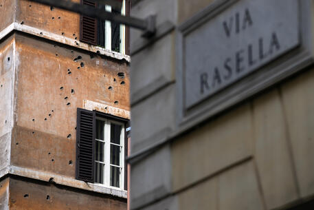 I segni dei proiettili e delle schegge a Via Rasella. Foto ANSA/ANGELO CARCONI © ANSA