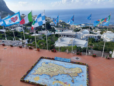 Bandiere del Napoli sventolano a Capri su terrazza panoramica © ANSA