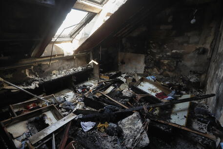 La distruzione causata dai frammenti di un drone russo abbattuto su Kiev © EPA