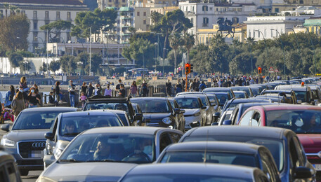 Napoli, folla sul lungomare, ristoranti pieni e traffico (ANSA)