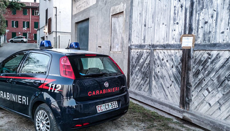 L'auto dei carabinieri sul luogo dove sono stati trovati i due corpi (ANSA)
