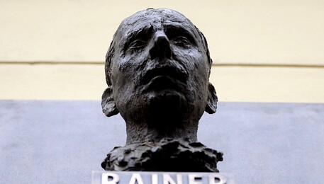 Un busto dedicato a Rainer Maria Rilke (ANSA)