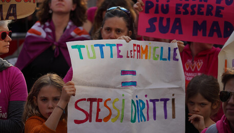 Figli coppie gay, con Bella Ciao via alla manifestazione a Milano (ANSA)