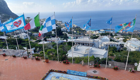 Bandiere del Napoli sventolano a Capri su terrazza panoramica (ANSA)